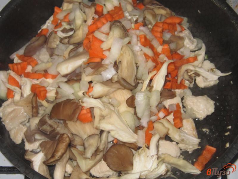 Фото приготовление рецепта: Куриная грудка с вешенками в сливочном соусе шаг №3