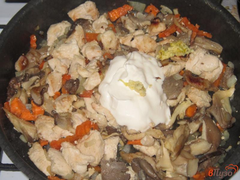 Фото приготовление рецепта: Куриная грудка с вешенками в сливочном соусе шаг №4