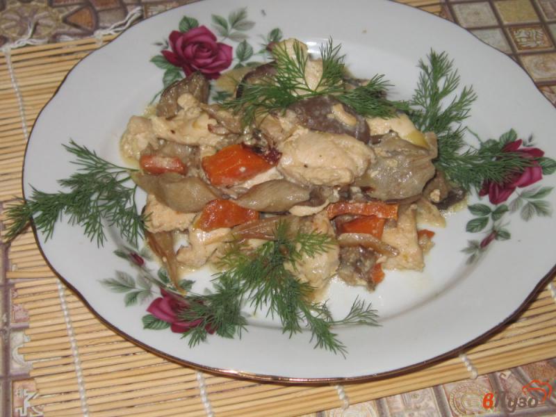 Фото приготовление рецепта: Куриная грудка с вешенками в сливочном соусе шаг №6