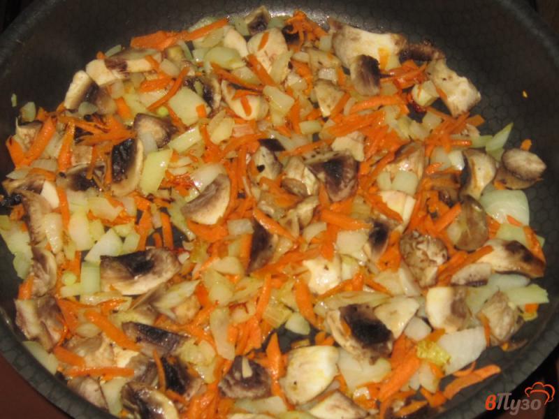 Фото приготовление рецепта: Перец фаршированный куриным фаршем, рисом и шампиньонами шаг №2