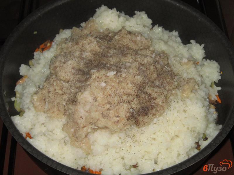 Фото приготовление рецепта: Перец фаршированный куриным фаршем, рисом и шампиньонами шаг №4