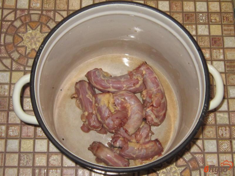 Фото приготовление рецепта: Суп из утиных шеек с брокколи шаг №1