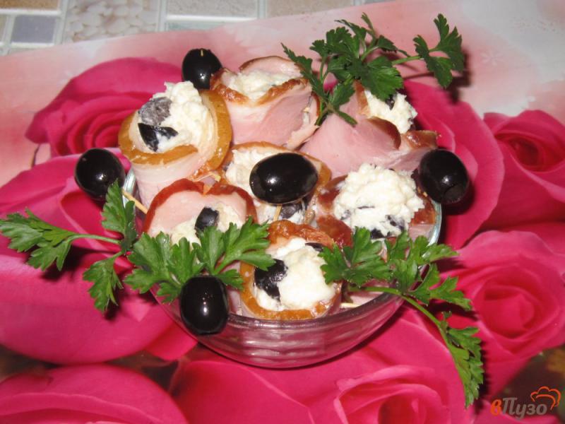 Фото приготовление рецепта: Рулетики из свиного карбонада с сыром и маслинами шаг №7