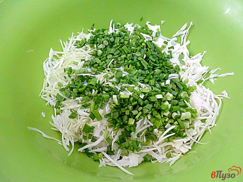 Фото приготовление рецепта: Салат из капусты зелени и перца шаг №4