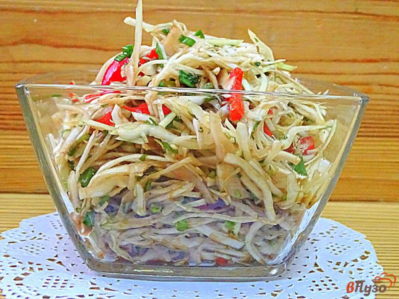 Фото приготовление рецепта: Салат из капусты зелени и перца шаг №8