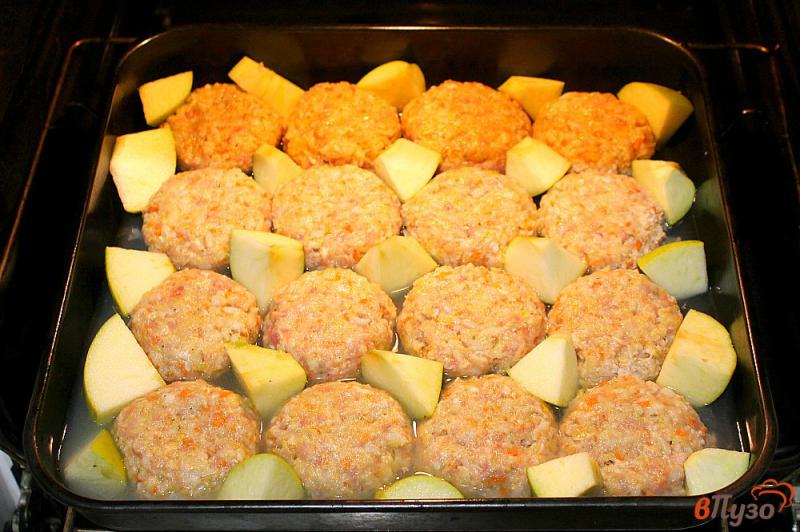 Фото приготовление рецепта: Тефтели с яблоками в духовке шаг №6
