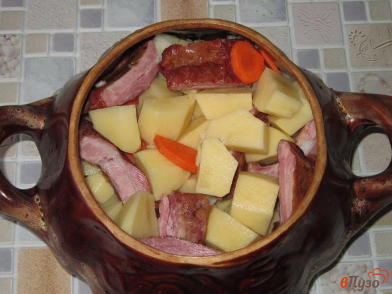 Фото приготовление рецепта: Картофель запеченный в горшочке с копчеными ребрышками шаг №4