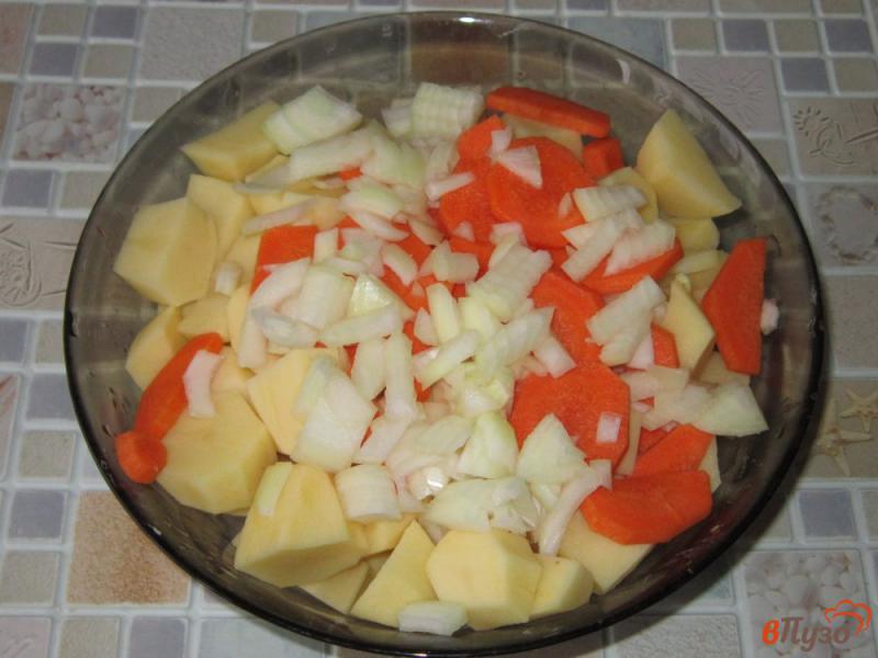 Фото приготовление рецепта: Картофель запеченный в горшочке с копчеными ребрышками шаг №2