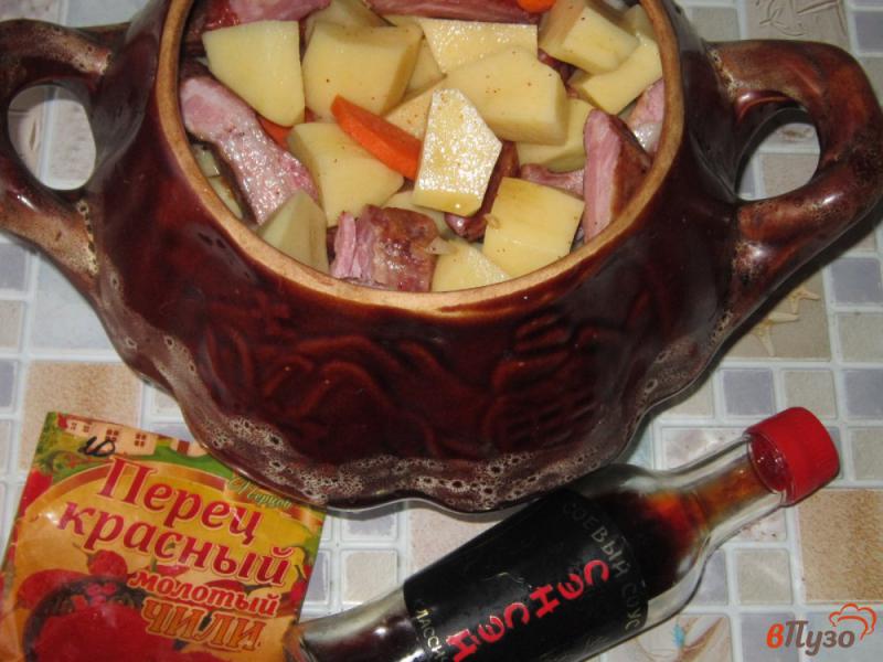 Фото приготовление рецепта: Картофель запеченный в горшочке с копчеными ребрышками шаг №5