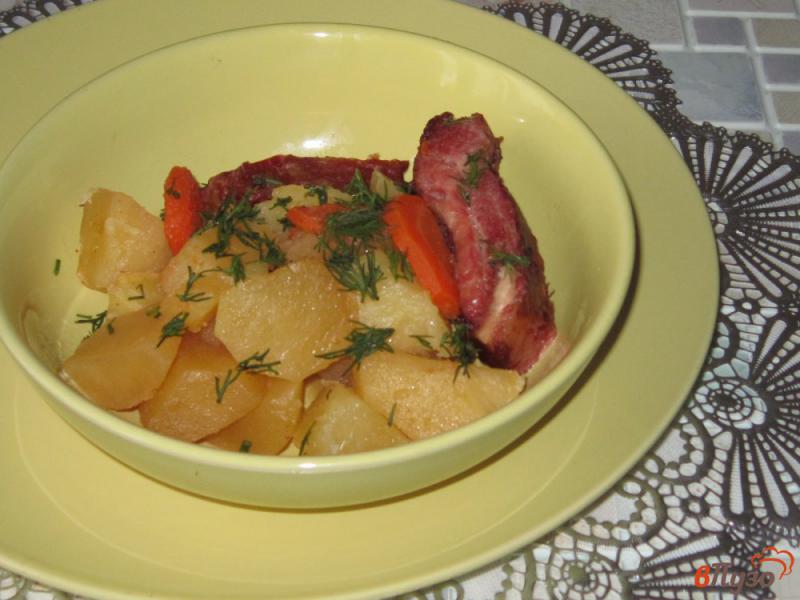 Фото приготовление рецепта: Картофель запеченный в горшочке с копчеными ребрышками шаг №6