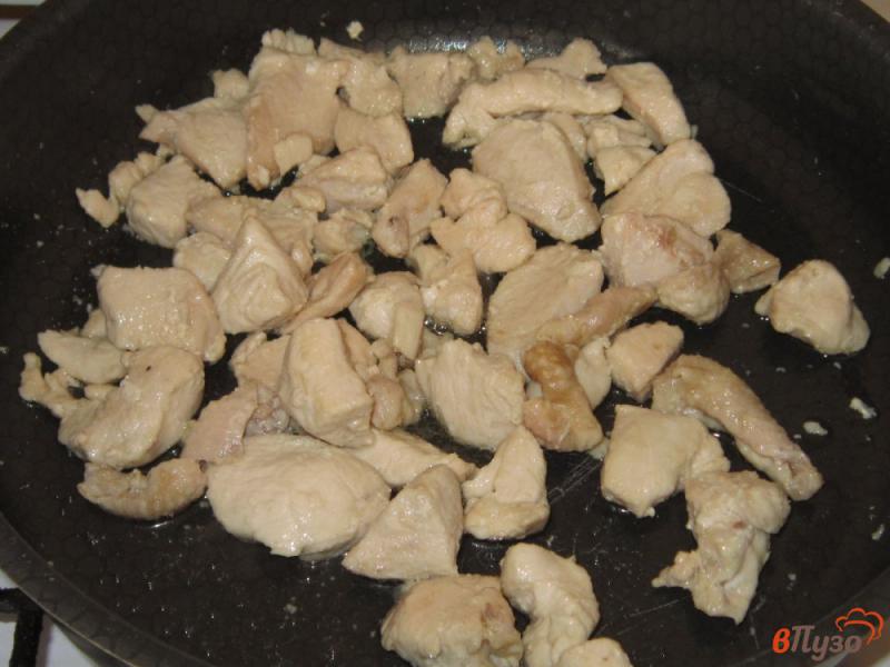 Фото приготовление рецепта: Куриная грудка тушеная в сливочно-сырном соусе шаг №2