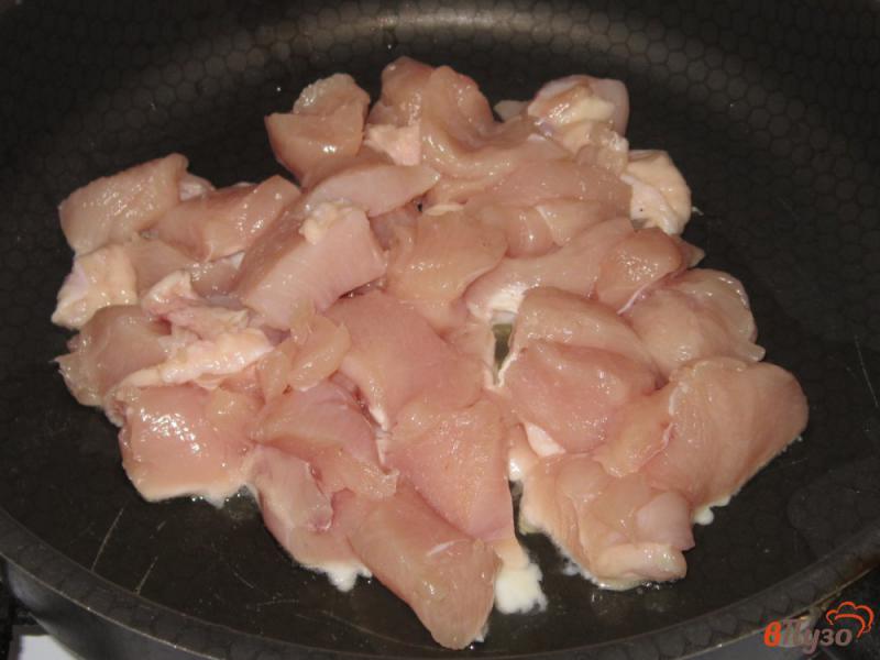Фото приготовление рецепта: Куриная грудка тушеная в сливочно-сырном соусе шаг №1