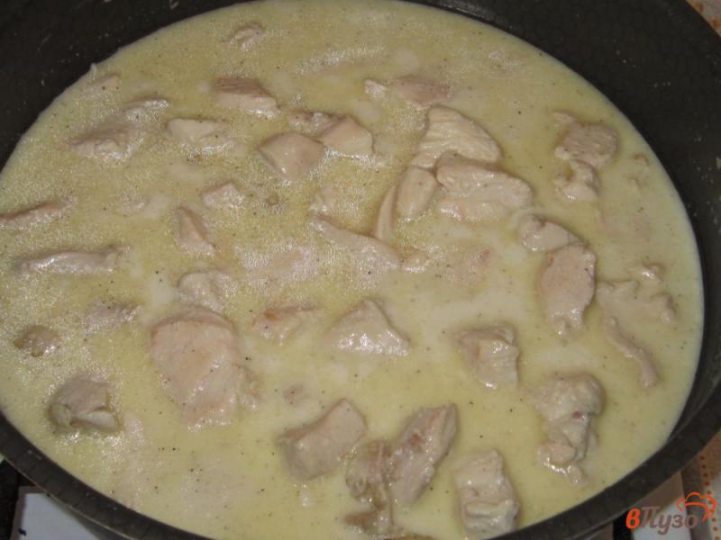 Фото приготовление рецепта: Куриная грудка тушеная в сливочно-сырном соусе шаг №3