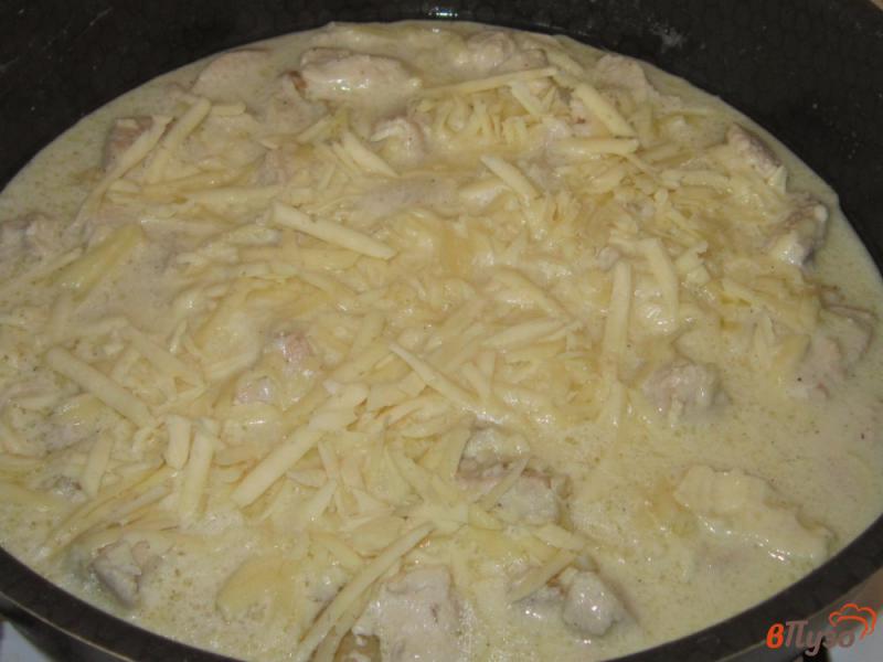 Фото приготовление рецепта: Куриная грудка тушеная в сливочно-сырном соусе шаг №4