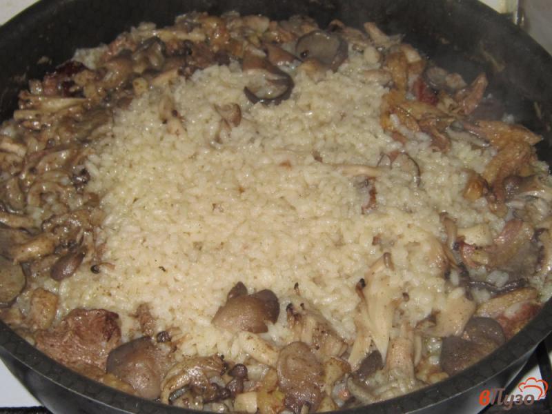 Фото приготовление рецепта: Рисовая каша с утиной грудкой и вешенками шаг №6