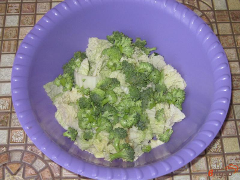 Фото приготовление рецепта: Салат с малосольными огурцами и брокколи шаг №2