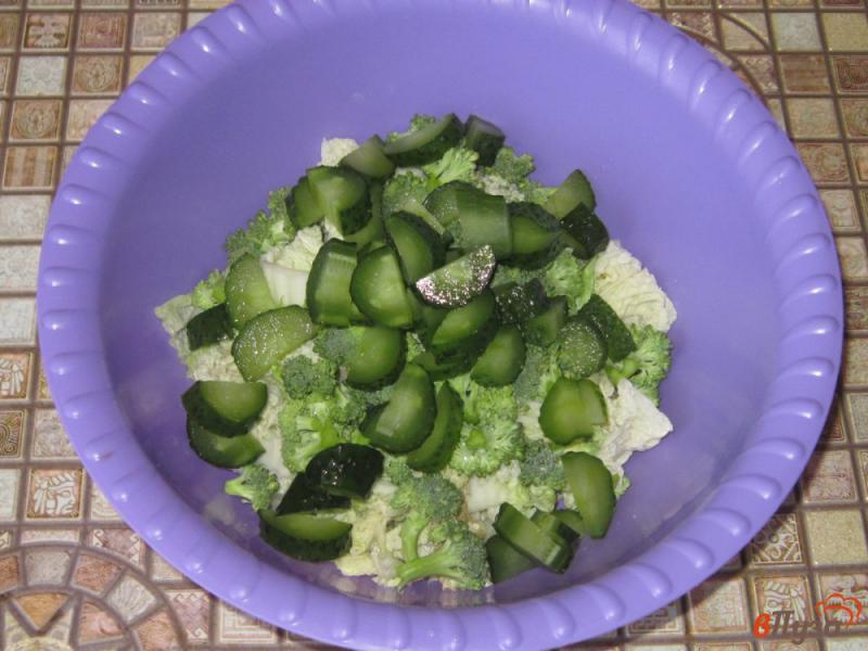 Фото приготовление рецепта: Салат с малосольными огурцами и брокколи шаг №3