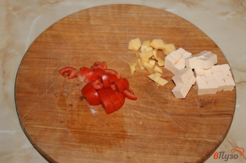 Фото приготовление рецепта: Яичница с помидором, сыром и вареной колбасой шаг №3
