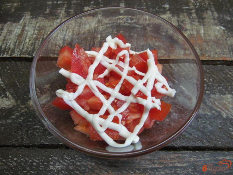 Фото приготовление рецепта: Салат из помидора с сыром шаг №2
