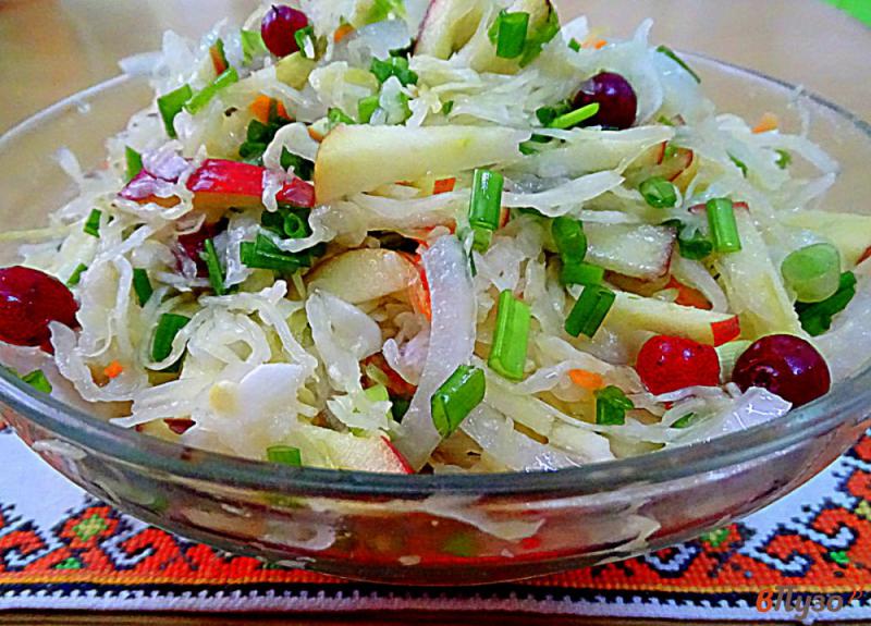 Фото приготовление рецепта: Салат из квашеной капусты с клюквой и яблоком шаг №5