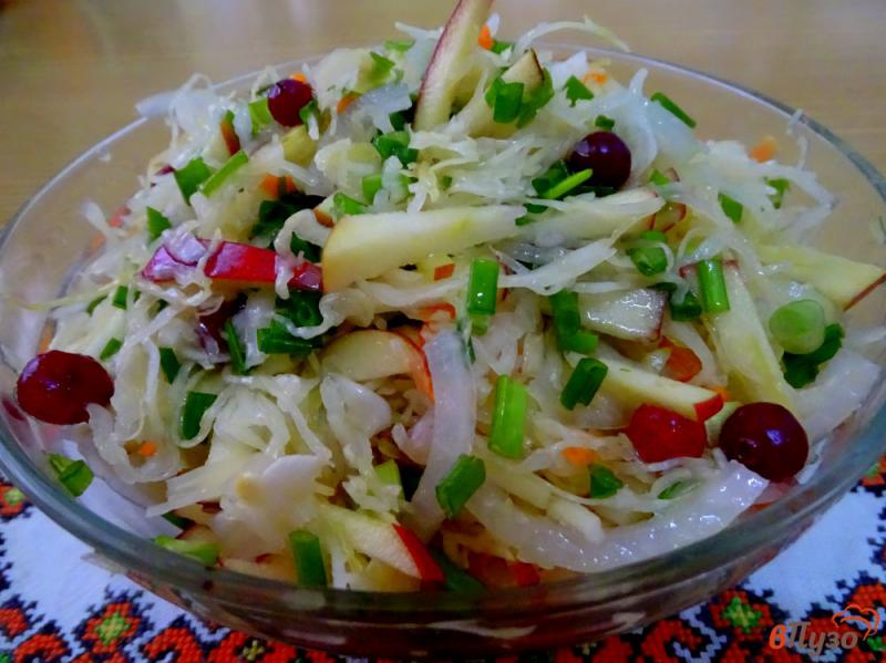 Фото приготовление рецепта: Салат из квашеной капусты с клюквой и яблоком шаг №6