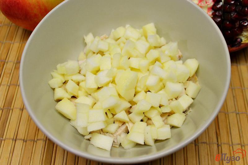 Фото приготовление рецепта: Салат из куриной грудки с яблоком и гранатом шаг №3