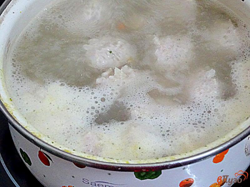 Фото приготовление рецепта: Фрикадельки в сметанном соусе шаг №3