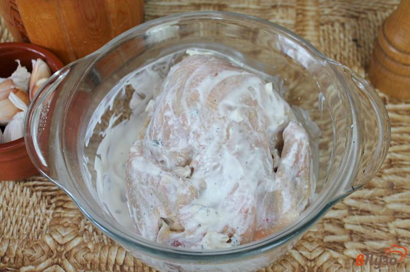 Фото приготовление рецепта: Цыпленок запеченый в сметане с картофелем и яблоками шаг №4