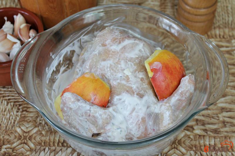 Фото приготовление рецепта: Цыпленок запеченый в сметане с картофелем и яблоками шаг №5