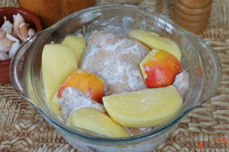 Фото приготовление рецепта: Цыпленок запеченый в сметане с картофелем и яблоками шаг №6