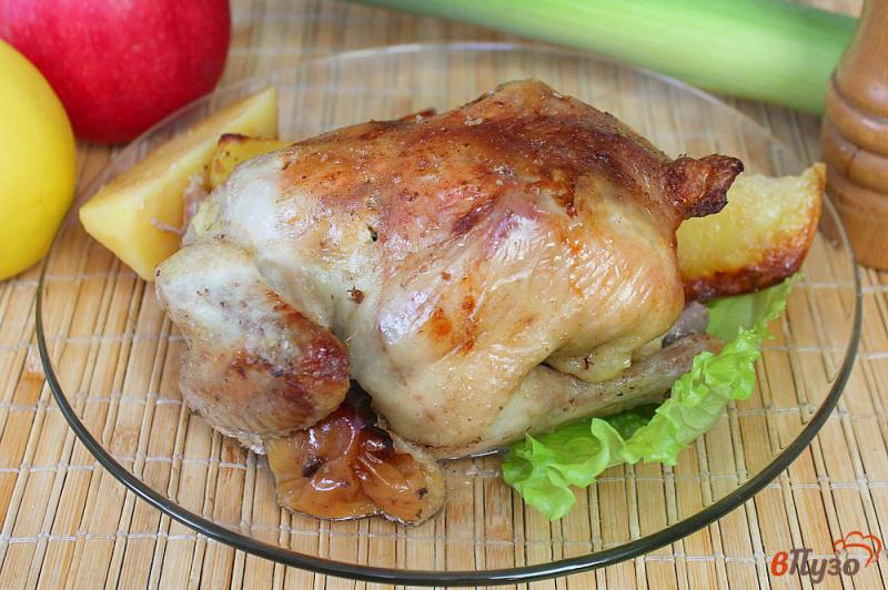 Фото приготовление рецепта: Цыпленок запеченый в сметане с картофелем и яблоками шаг №7