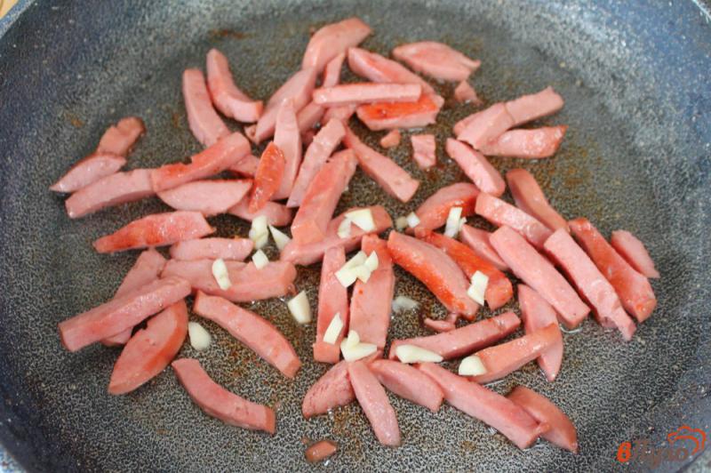 Фото приготовление рецепта: Морковный салат с сардельками шаг №2