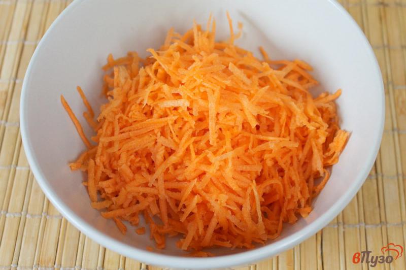 Фото приготовление рецепта: Морковный салат с сардельками шаг №3