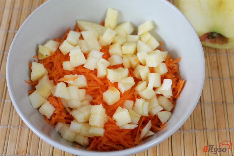 Фото приготовление рецепта: Морковный салат с сардельками шаг №4