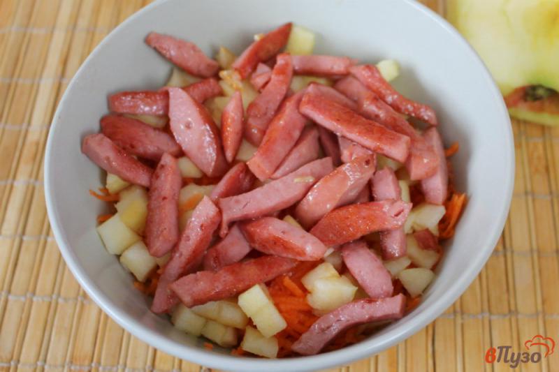 Фото приготовление рецепта: Морковный салат с сардельками шаг №5