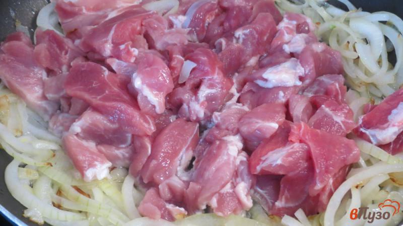 Фото приготовление рецепта: Паста мясом и соленым огурцом шаг №2