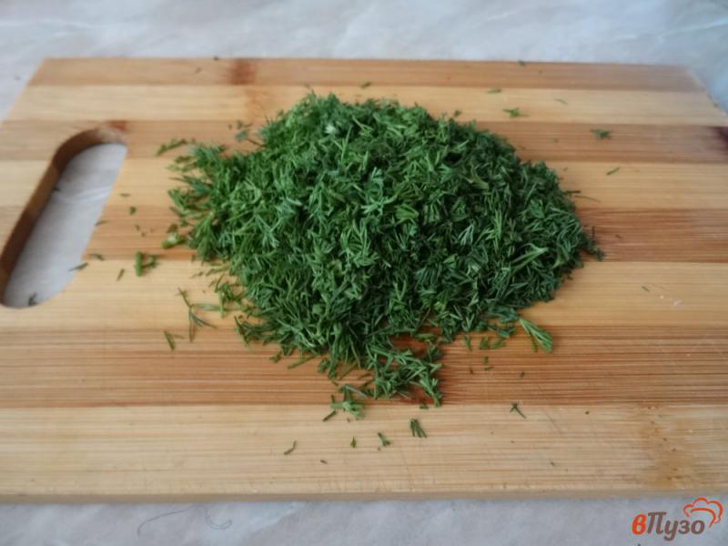 Фото приготовление рецепта: Сытный салат с крабовыми палочками и рисом шаг №3