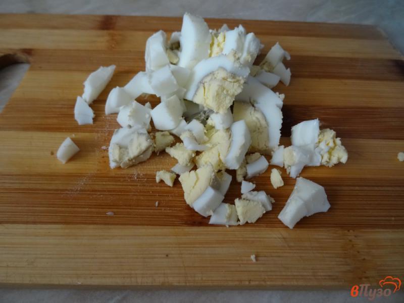 Фото приготовление рецепта: Сытный салат с крабовыми палочками и рисом шаг №5