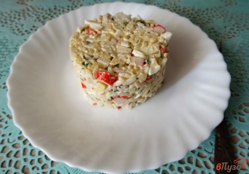 Фото приготовление рецепта: Сытный салат с крабовыми палочками и рисом шаг №8