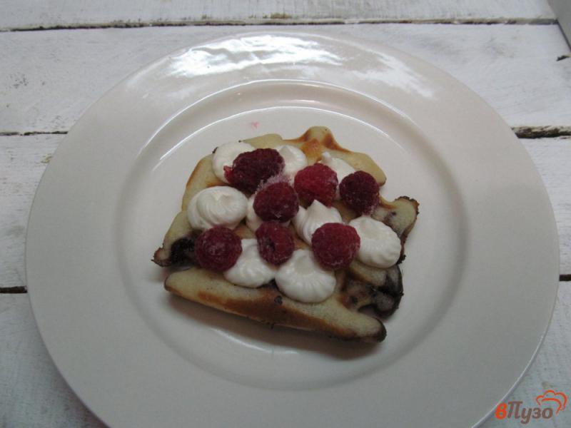 Фото приготовление рецепта: Мини торт из вафель со сливочным кремом и ягодами шаг №9