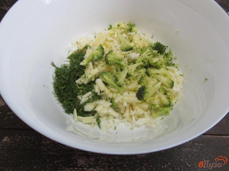 Фото приготовление рецепта: Зеленый салат из пекинской капусты с брокколи шаг №3