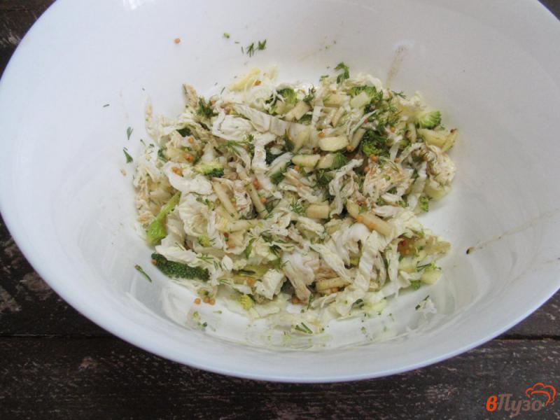Фото приготовление рецепта: Зеленый салат из пекинской капусты с брокколи шаг №5