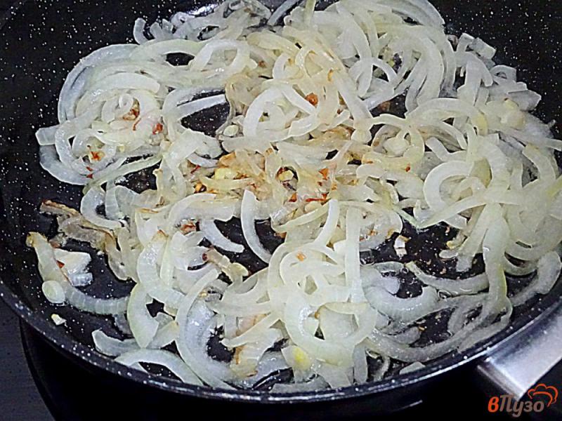 Фото приготовление рецепта: Хек тушёный с луком в сметанном соусе шаг №5