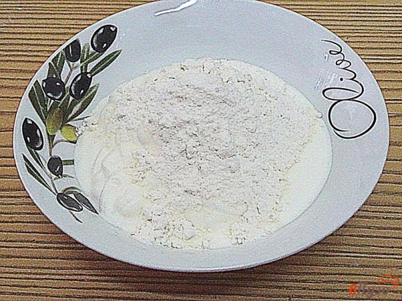 Фото приготовление рецепта: Хек тушёный с луком в сметанном соусе шаг №9