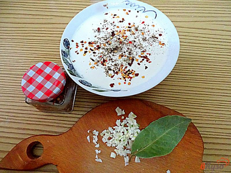 Фото приготовление рецепта: Хек тушёный с луком в сметанном соусе шаг №10