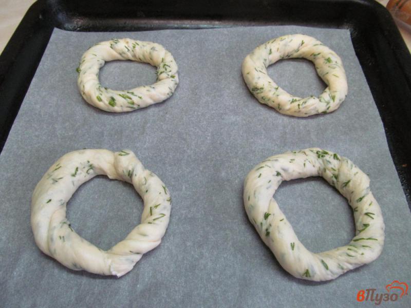 Фото приготовление рецепта: Хлебные бублики с укропом шаг №8