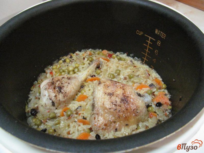 Фото приготовление рецепта: Курица с рисом и консервированным горошком в мультиварке шаг №7