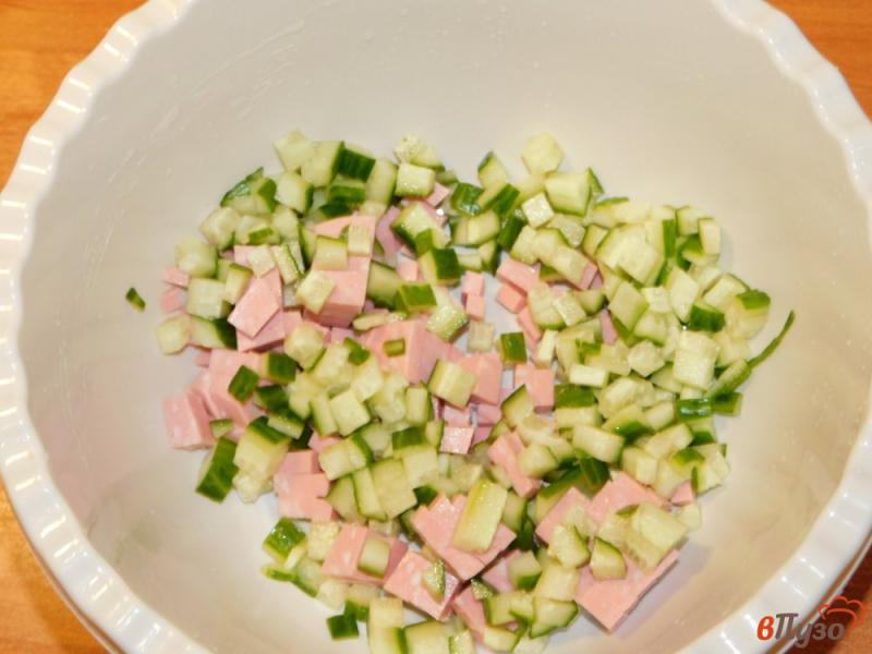 Фото приготовление рецепта: Салат с колбасой и болгарским перцем шаг №1