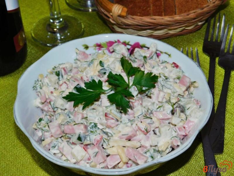 Фото приготовление рецепта: Салат с колбасой и болгарским перцем шаг №4