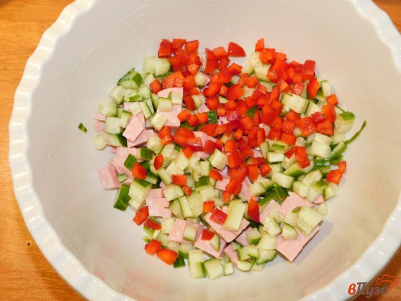 Фото приготовление рецепта: Салат с колбасой и болгарским перцем шаг №2